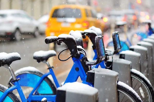 Ενοικιαζόμενα ποδήλατα πόλης καλυμμένο με χιόνι — Φωτογραφία Αρχείου