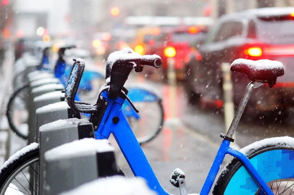 Alquiler de bicicletas de ciudad cubiertas de nieve — Foto de Stock