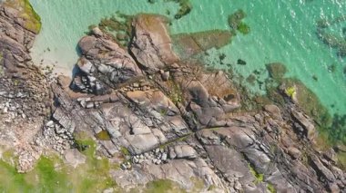 Dogs Bay ve Gurteen Bay sahillerindeki kayalıkların yukarıdan görünüşü. Connemara 'daki Roundstone Village yakınlarında bulunan kum tepecikleriyle ayrılmış iki büyüleyici beyaz kumsal. Galway İlçesi, İrlanda.