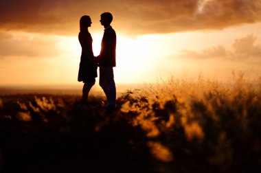 genç bir çift günbatımı keyfi 