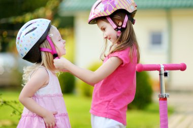 Küçük kız onu ablasına yardım etmeye