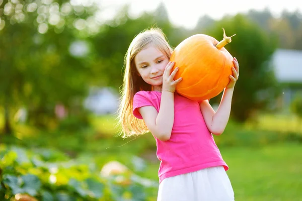 Bambina che tiene una zucca — Foto Stock