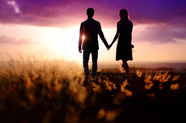 Giovane coppia godendo il tramonto — Foto Stock
