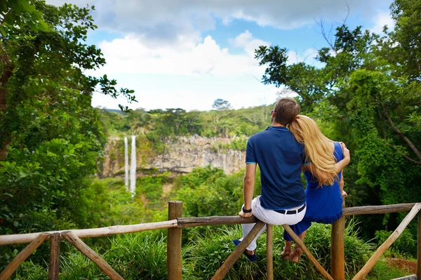 Couple  on Chamarel falls of Mauritius — Stock Photo, Image