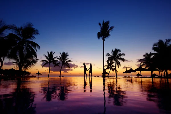 Jovem casal no pôr do sol cênico — Fotografia de Stock