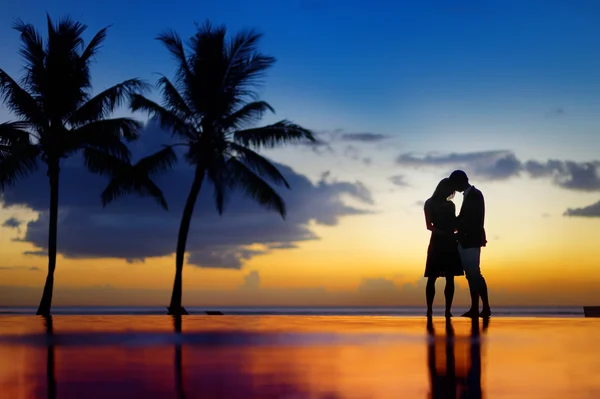 Pareja joven al atardecer escénico — Foto de Stock