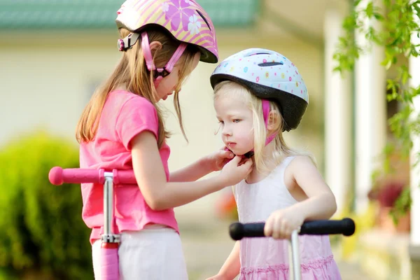 Niña ayudando a su hermana — Foto de Stock