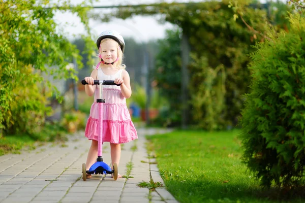 Niña montando su scooter — Foto de Stock