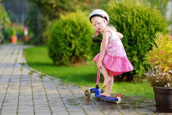 Meisje haar scooter rijden — Stockfoto