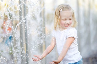 bir şehir çeşme ile oynayan kız