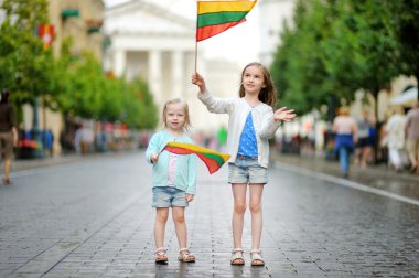 Vilnius Litvanya Bayraklarda tutan kız