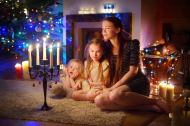 Anne ve kızı şömine yakın