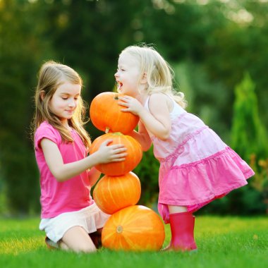 büyük kabak ile oynayan kız