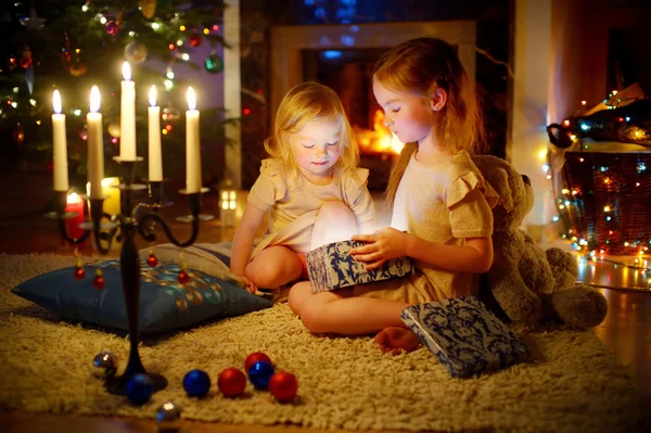 Dziewczynki, otwierając prezent na Boże Narodzenie — Zdjęcie stockowe
