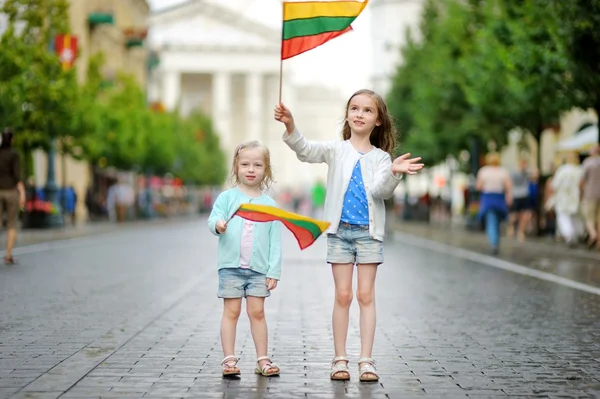 Sœurs tenant des drapeaux lituaniens à Vilnius — Photo