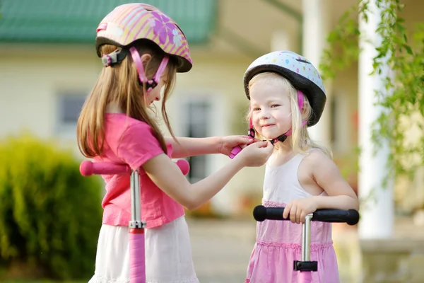 Kleines Mädchen hilft ihrer Schwester — Stockfoto