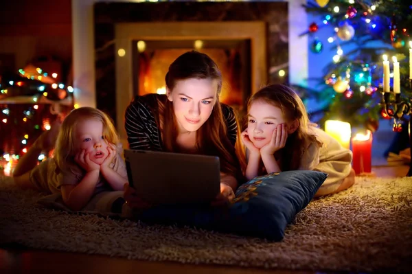 Moeder en dochters gebruiken, tablet pc — Stockfoto