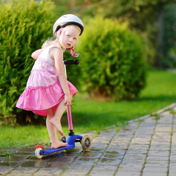 Little girl riding her scooter — Stock Photo, Image