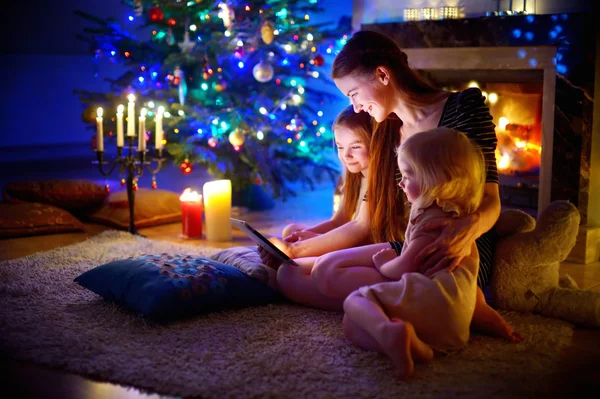 Madre e figlie utilizzando tablet pc — Foto Stock