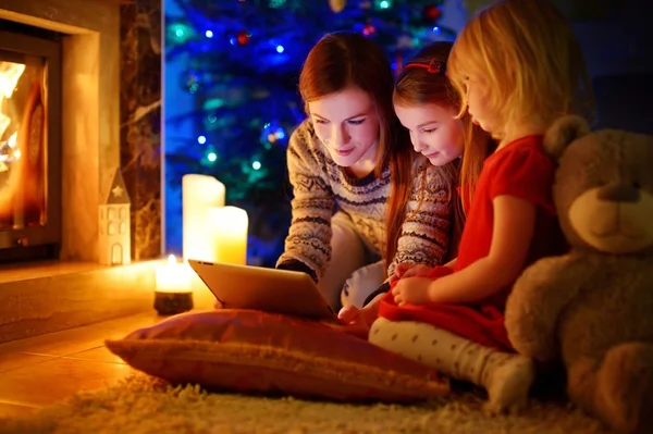 Mother and daughters using tablet pc — Stock Photo, Image