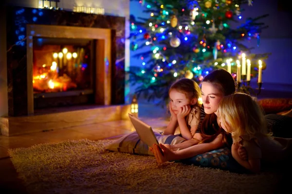 Mother and daughters using tablet pc — Stock Photo, Image