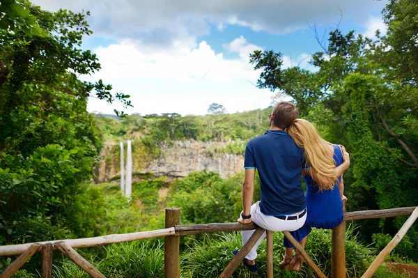 Par njuter av en utsikt på Chamarel falls — Stockfoto