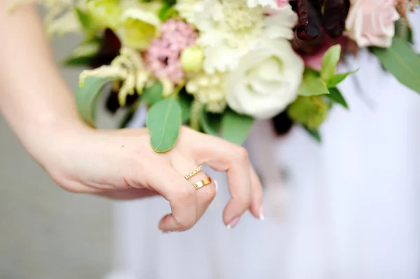Les mains de la mariée avec une alliance — Photo