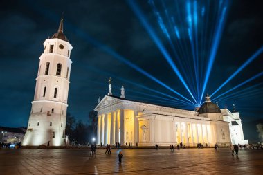 VILNIUS, LITHUANIA - 25 HAZİRAN 2024: Litvanya 'nın eski kentinde düzenlenen Vilnius Işık Festivali sırasında çeşitli renklerle aydınlatılan sahne ışığı tesisleri.
