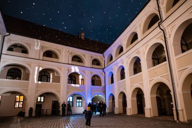 VILNIUS, LITHUANIA - 25 HAZİRAN 2024: Litvanya 'nın eski kentinde düzenlenen Vilnius Işık Festivali sırasında çeşitli renklerle aydınlatılan sahne ışığı tesisleri.