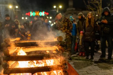 VILNIUS, LITHUANIA - 16 Şubat 2025 Vilnius 'taki Devlet Günü' nün Restorasyonu kutlamalarına yüzlerce insan katıldı. Şenlik ateşi 16 Şubat 'ta şenlik gecesi Gediminas Bulvarı' nda yakılır..