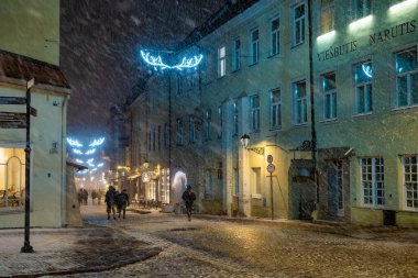 VILNIUS, LITHUANIA - 23 Aralık 2024: Vilnius Eski Kasabası 'nın dar sokakları Noel için süslenmiştir. Litvanya 'nın başkentinde Noel ve Yeni Yıl Kutlaması.