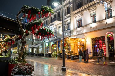 VILNIUS, LITHUANIA - 23 Aralık 2024: Vilnius Eski Kasabası 'nın dar sokakları Noel için süslenmiştir. Litvanya 'nın başkentinde Noel ve Yeni Yıl Kutlaması.