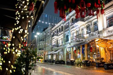VILNIUS, LITHUANIA - 23 Aralık 2024: Vilnius Eski Kasabası 'nın dar sokakları Noel için süslenmiştir. Litvanya 'nın başkentinde Noel ve Yeni Yıl Kutlaması.