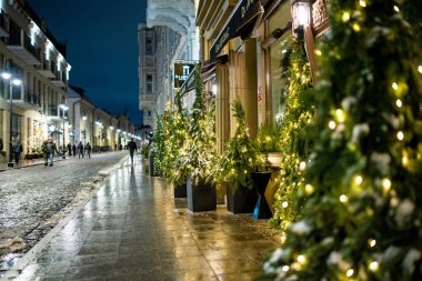 VILNIUS, LITHUANIA - 23 Aralık 2024: Vilnius Eski Kasabası 'nın dar sokakları Noel için süslenmiştir. Litvanya 'nın başkentinde Noel ve Yeni Yıl Kutlaması.