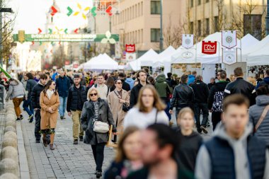 VILNIUS, LITHUANIA - 4 Mart 2025: Kaziuko muge veya Kaziukas 'a katılan yüzlerce kişi, geleneksel Paskalya pazarında, her yıl Eski Şehir sokaklarında el sanatları fuarı düzenleniyor.