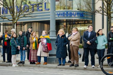VILNIUS, LITHUANIA - 11 Mart 2025: Binlerce insan, Litvanya 'nın bağımsızlığını geri kazanmasının 35. yıldönümü münasebetiyle bayram etkinliklerine katıldı. Vilnius 'ta şenlik aktiviteleri.