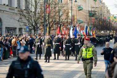 VILNIUS, LITHUANIA - 11 Mart 2025: Litvanya 'nın bağımsızlığını geri kazanmasının 35. yıldönümü kutlamaları. Ulusal bayrak taşıyan katılımcılar. Kovo 11.