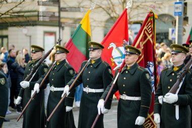 VILNIUS, LITHUANIA - 11 Mart 2025: Litvanya 'nın bağımsızlığını geri kazanmasının 35. yıldönümü kutlamaları. Ulusal bayrak taşıyan katılımcılar. Kovo 11.