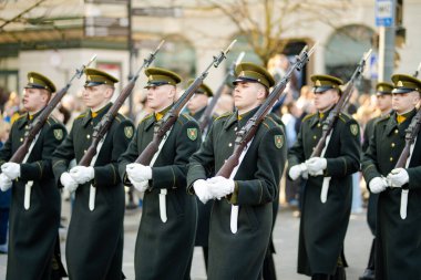 VILNIUS, LITHUANIA - 11 Mart 2025: Litvanya 'nın bağımsızlığını geri kazanmasının 35. yıldönümü kutlamaları. Ulusal bayrak taşıyan katılımcılar. Kovo 11.