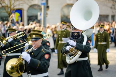 VILNIUS, LITHUANIA - 11 Mart 2025: Litvanya 'nın bağımsızlığını geri kazanmasının 35. yıldönümü kutlamaları. Ulusal bayrak taşıyan katılımcılar. Kovo 11.