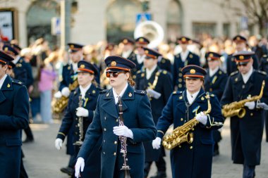 VILNIUS, LITHUANIA - 11 Mart 2025: Litvanya 'nın bağımsızlığını geri kazanmasının 35. yıldönümü kutlamaları. Ulusal bayrak taşıyan katılımcılar. Kovo 11.