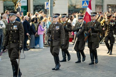 VILNIUS, LITHUANIA - 11 Mart 2025: Litvanya 'nın bağımsızlığını geri kazanmasının 35. yıldönümü kutlamaları. Ulusal bayrak taşıyan katılımcılar. Kovo 11.