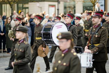 VILNIUS, LITHUANIA - 11 Mart 2025: Litvanya 'nın bağımsızlığını geri kazanmasının 35. yıldönümü kutlamaları. Ulusal bayrak taşıyan katılımcılar. Kovo 11.