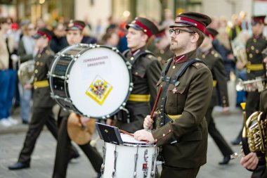 VILNIUS, LITHUANIA - 11 Mart 2025: Litvanya 'nın bağımsızlığını geri kazanmasının 35. yıldönümü kutlamaları. Ulusal bayrak taşıyan katılımcılar. Kovo 11.