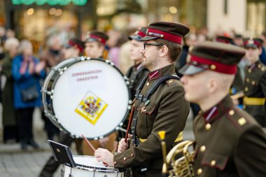 VILNIUS, LITHUANIA - 11 Mart 2025: Litvanya 'nın bağımsızlığını geri kazanmasının 35. yıldönümü kutlamaları. Ulusal bayrak taşıyan katılımcılar. Kovo 11.