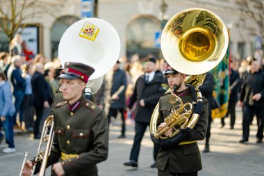 VILNIUS, LITHUANIA - 11 Mart 2025: Litvanya 'nın bağımsızlığını geri kazanmasının 35. yıldönümü kutlamaları. Ulusal bayrak taşıyan katılımcılar. Kovo 11.