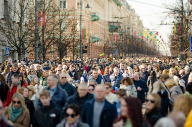 VILNIUS, LITHUANIA - 11 Mart 2025: Binlerce insan, Litvanya 'nın bağımsızlığını geri kazanmasının 35. yıldönümü münasebetiyle bayram etkinliklerine katıldı. Vilnius 'ta şenlik aktiviteleri.