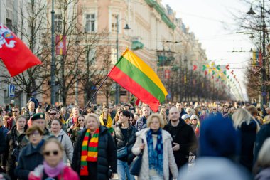 VILNIUS, LITHUANIA - 11 Mart 2025: Binlerce insan, Litvanya 'nın bağımsızlığını geri kazanmasının 35. yıldönümü münasebetiyle bayram etkinliklerine katıldı. Vilnius 'ta şenlik aktiviteleri.
