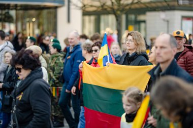 VILNIUS, LITHUANIA - 11 Mart 2025: Binlerce insan, Litvanya 'nın bağımsızlığını geri kazanmasının 35. yıldönümü münasebetiyle bayram etkinliklerine katıldı. Vilnius 'ta şenlik aktiviteleri.