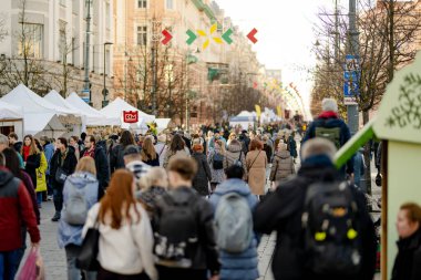 VILNIUS, LITHUANIA - 4 Mart 2025: Kaziuko muge veya Kaziukas 'a katılan yüzlerce kişi, geleneksel Paskalya pazarında, her yıl Eski Şehir sokaklarında el sanatları fuarı düzenleniyor.